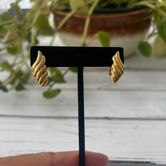 Vintage 1960s Napier Gold Tone Screw Clip Earrings - Picture 6 of 10